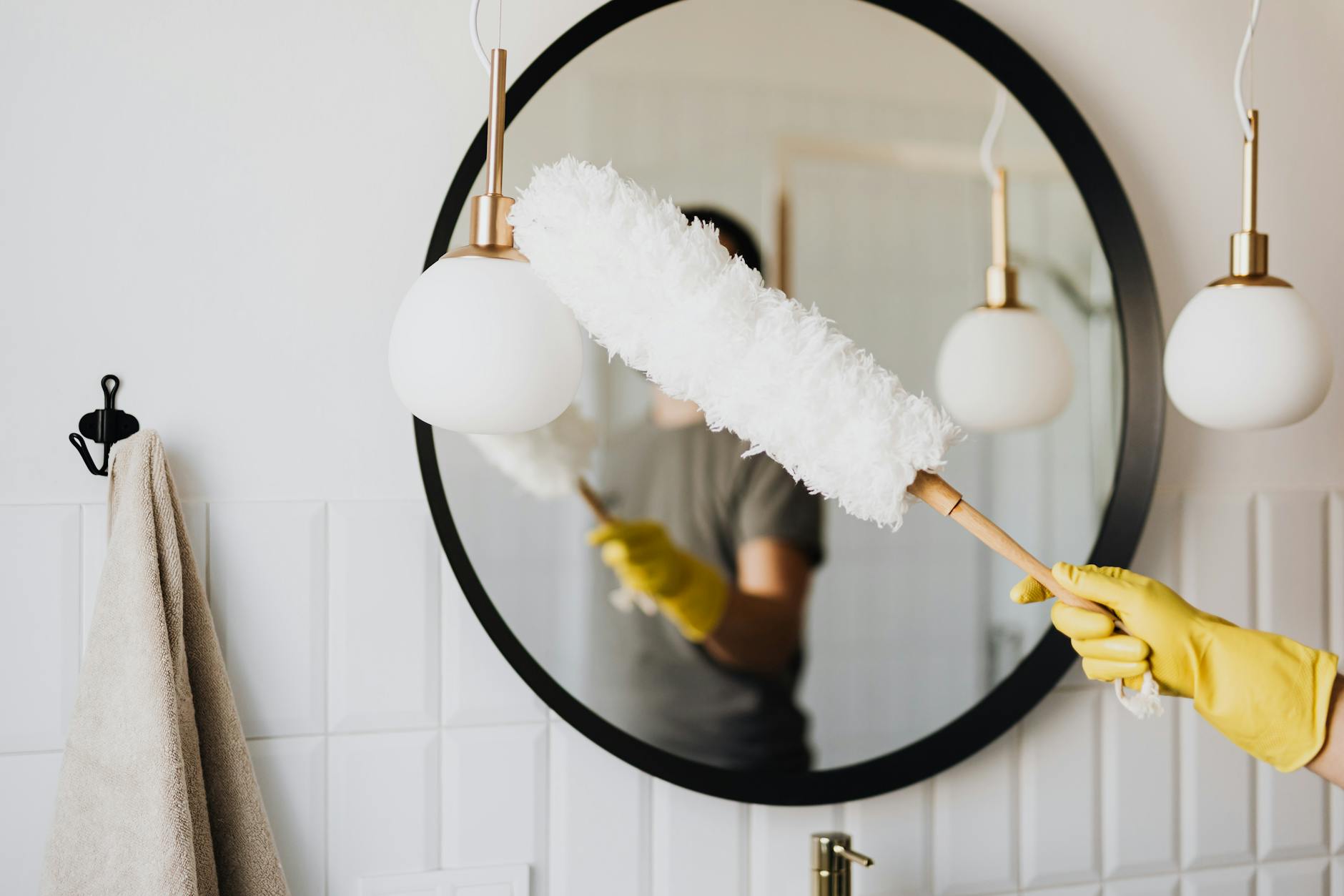 Cleaning mirror